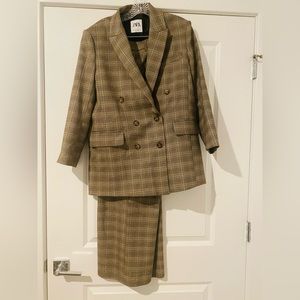 Zara suit Jacket size small ( very oversized) pants Med